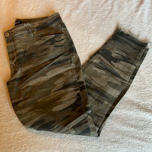 Express Sz 8 Camo Mid-rise Ankle